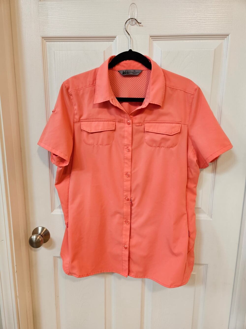 REI Women’s XL Coral/Pink Short Sleeve Hiking Travel Shirt Zip Pockets Vented